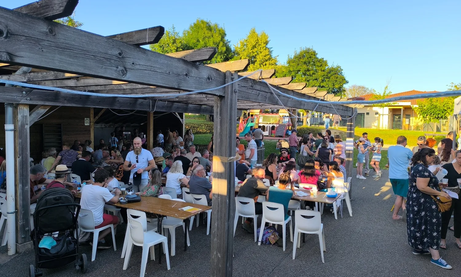 Bénévoles et familles lors de la fête de l’école