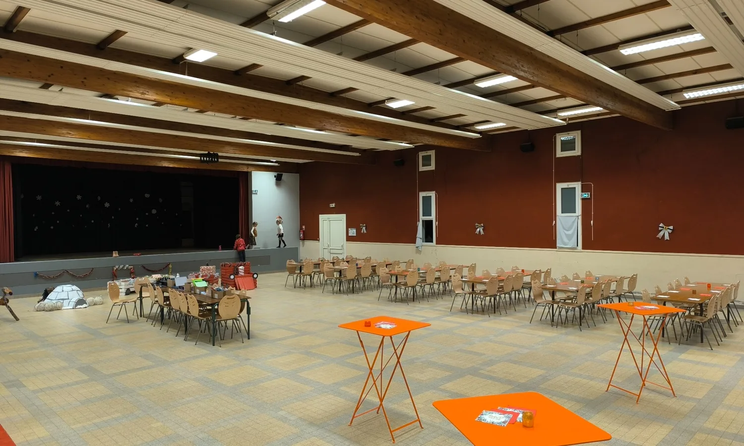 Préparation de la salle des fêtes avant un événement du Sou